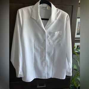 Anna brand white long sleeve button up blouse. Breast pocket, long sleeves.